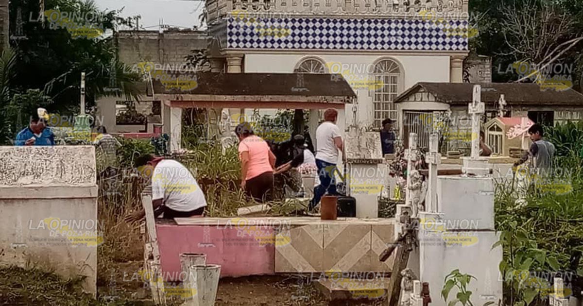 Dan mantenimiento a cementerios previo a festejo del Día de Muertos