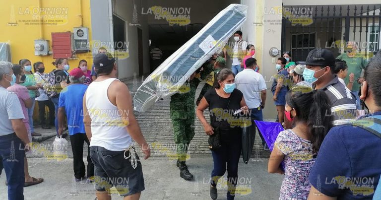 Dispersan apoyo con colchones a damnificados de Coatzintla