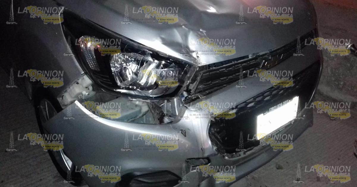 Ebrio sujeto choca contra vehículo