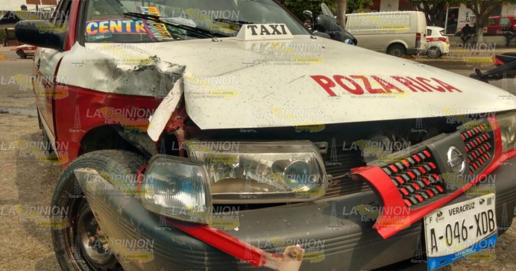 Motociclistas graves, tras encontronazo con un taxi