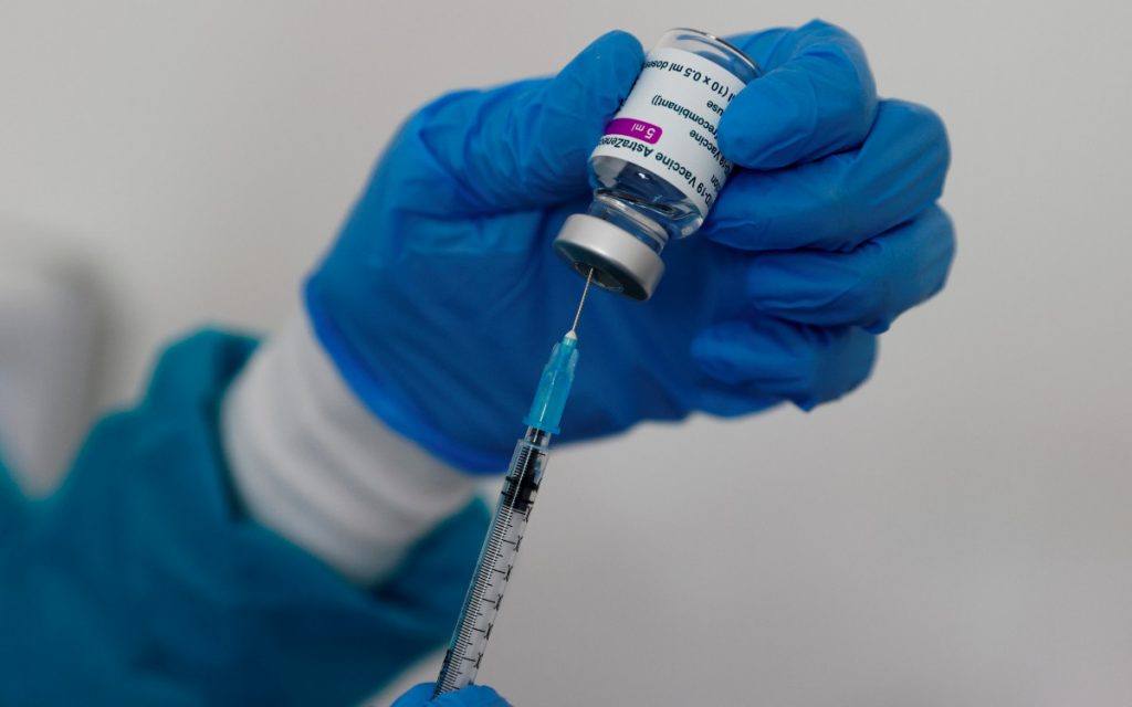 Fármaco de AstraZeneca reduce un 67% casos de Covid-19