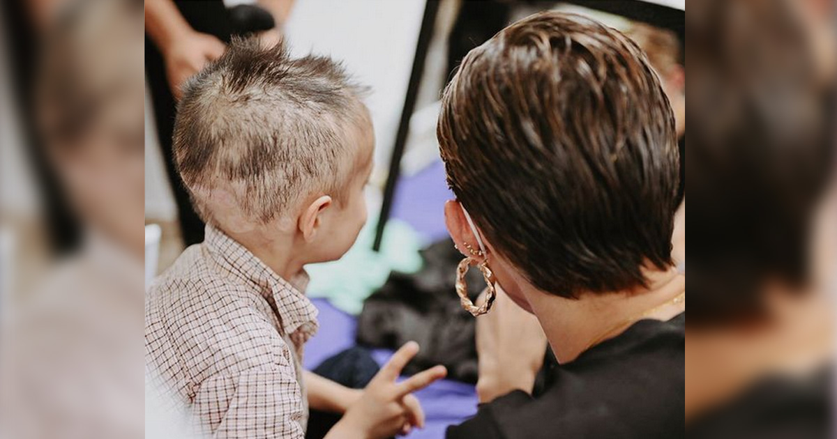 Mariana Rodríguez se corta cabello y lo dona a niños con cáncer