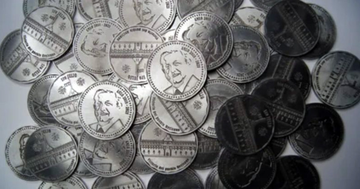 Esto cuestan y así se comercializan las monedas con el rostro de AMLO