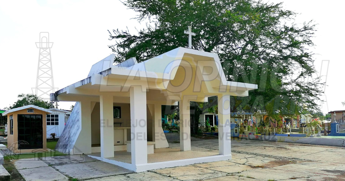 Dan mantenimiento a la fachada del cementerio de Naranjos