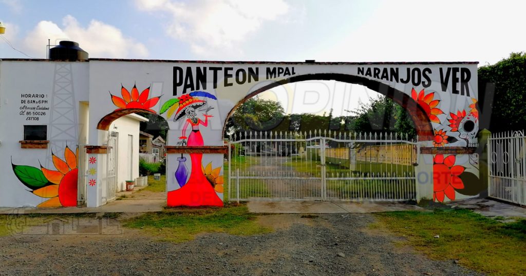 Dan mantenimiento a la fachada del cementerio de Naranjos