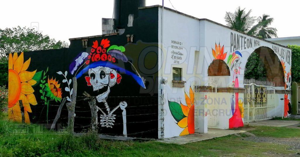 Dan mantenimiento a la fachada del cementerio de Naranjos