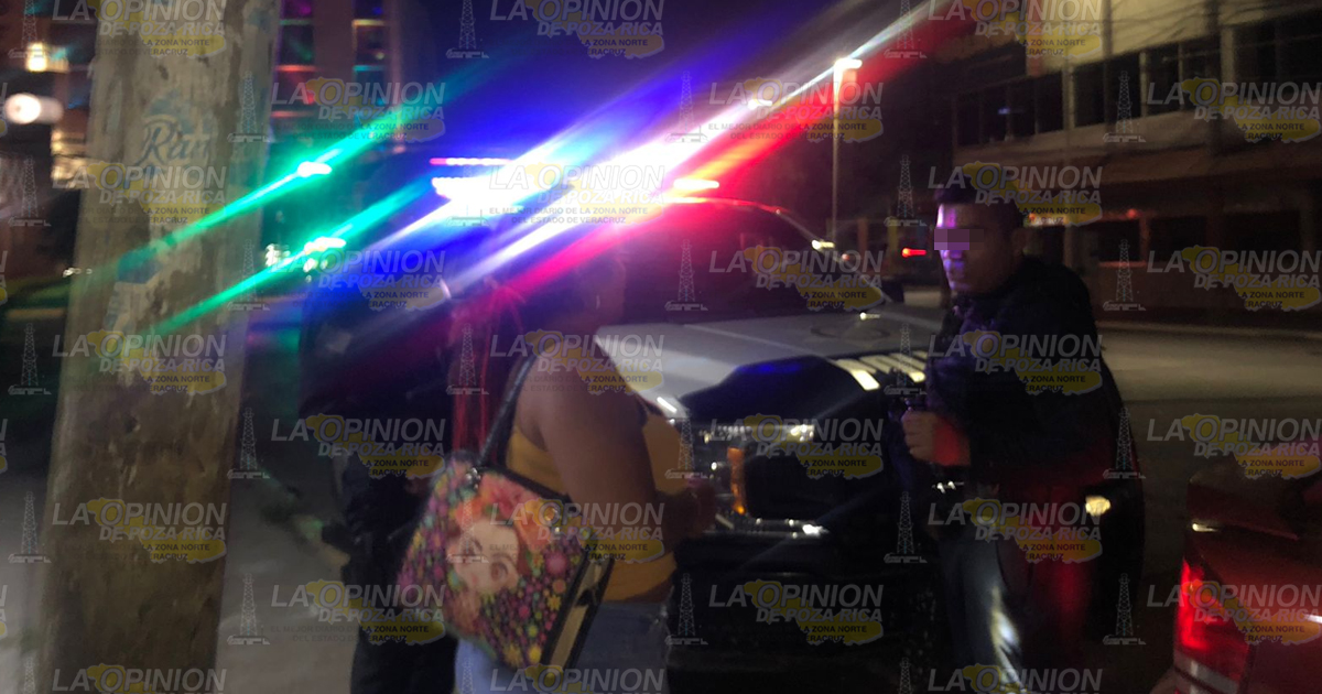 Por pasarse un alto, detienen a joven conductora en Poza Rica