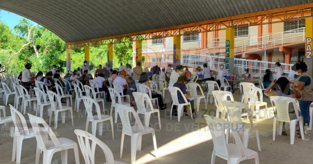 Vacunan a más de 19 mil jóvenes en Tihuatlán