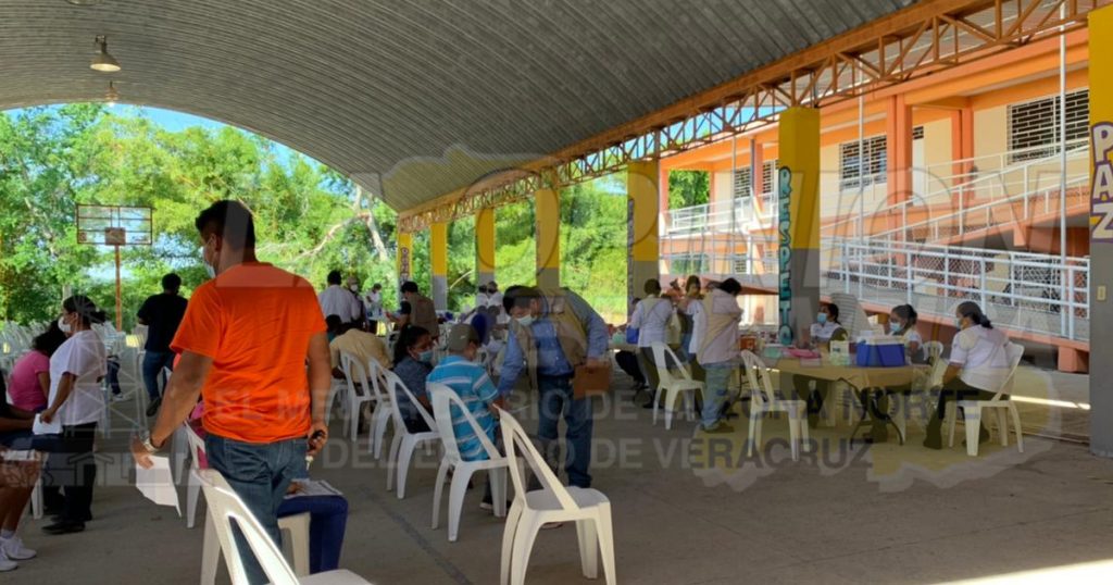 Vacunan a más de 19 mil jóvenes en Tihuatlán