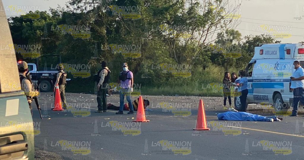 Par de motociclistas mueren al chocar contra un Nissan Versa