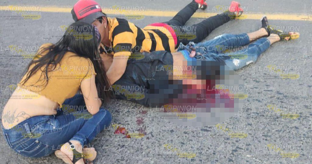 Par de motociclistas mueren al chocar contra un Nissan Versa