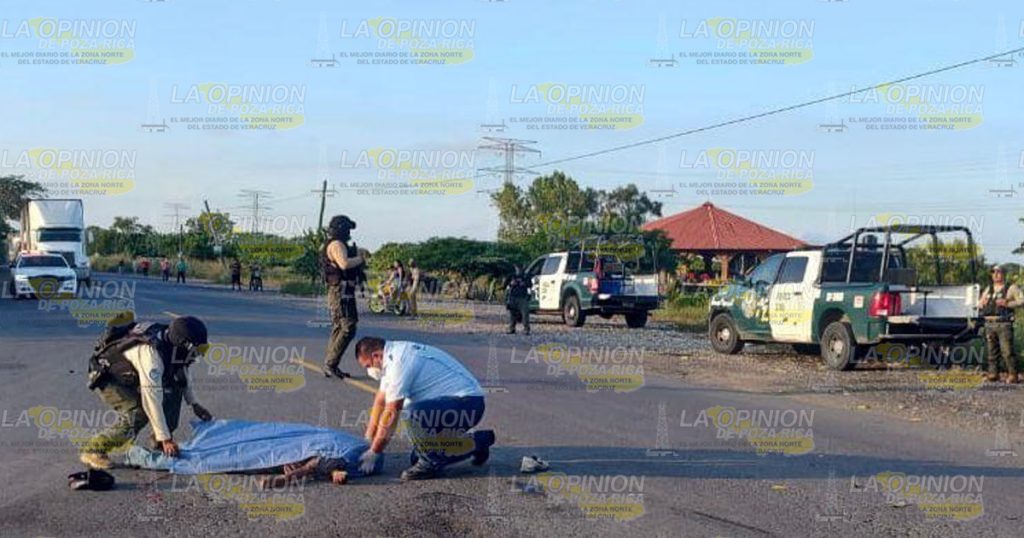 Par de motociclistas mueren al chocar contra un Nissan Versa