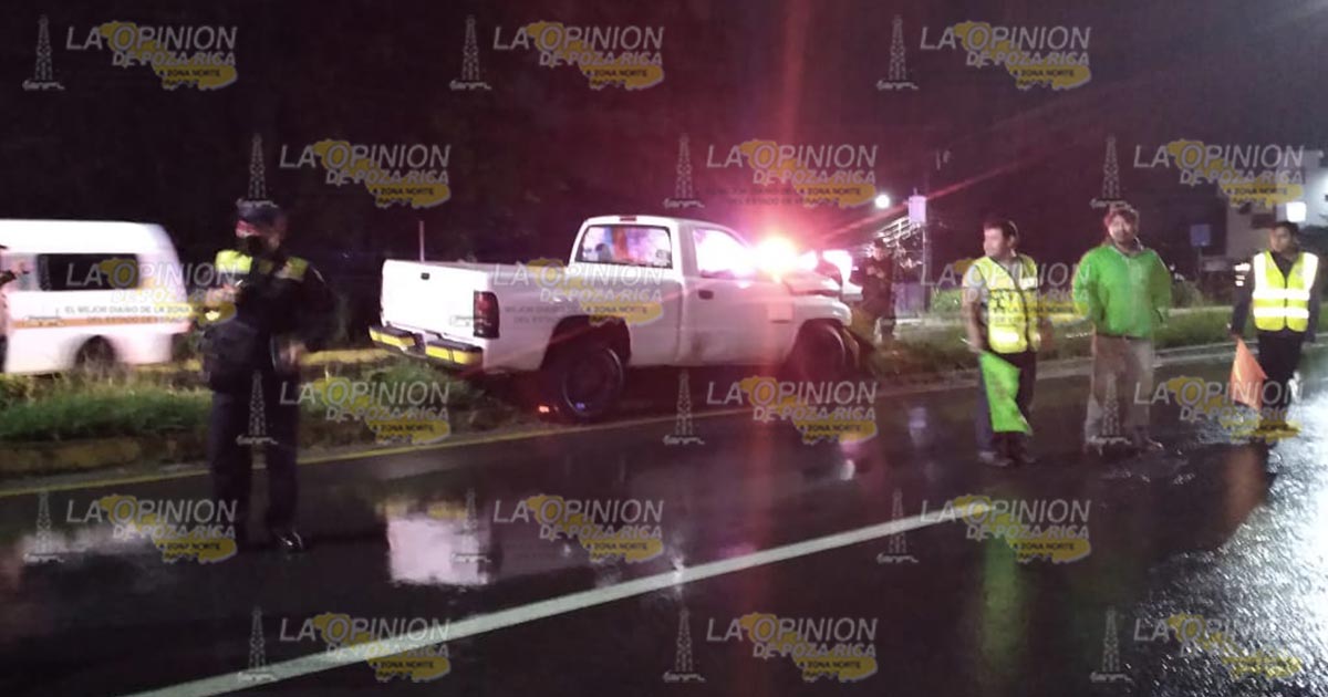 Tira luminarias y destroza camioneta en Xicotepec