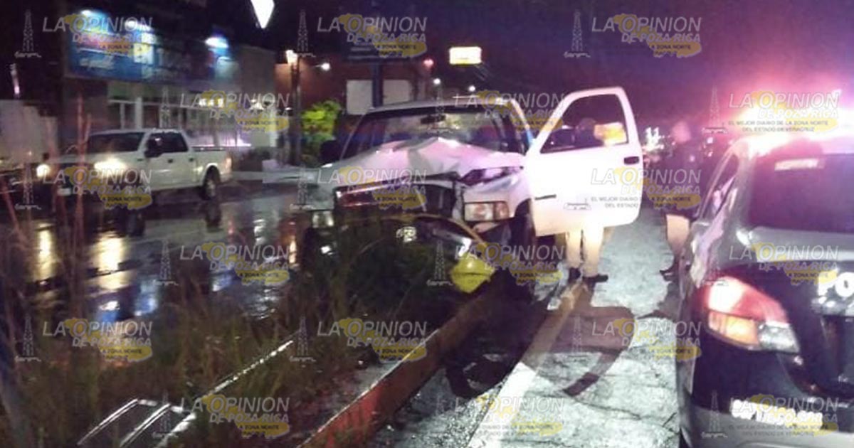 Tira luminarias y destroza camioneta en Xicotepec