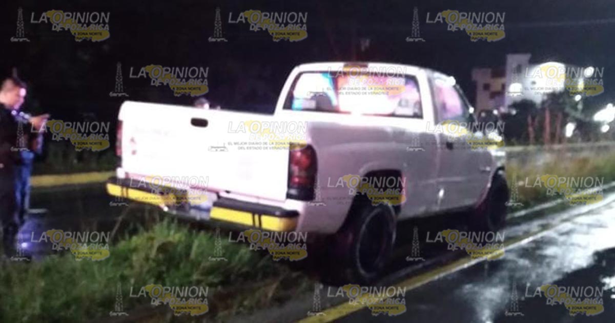 Tira luminarias y destroza camioneta en Xicotepec