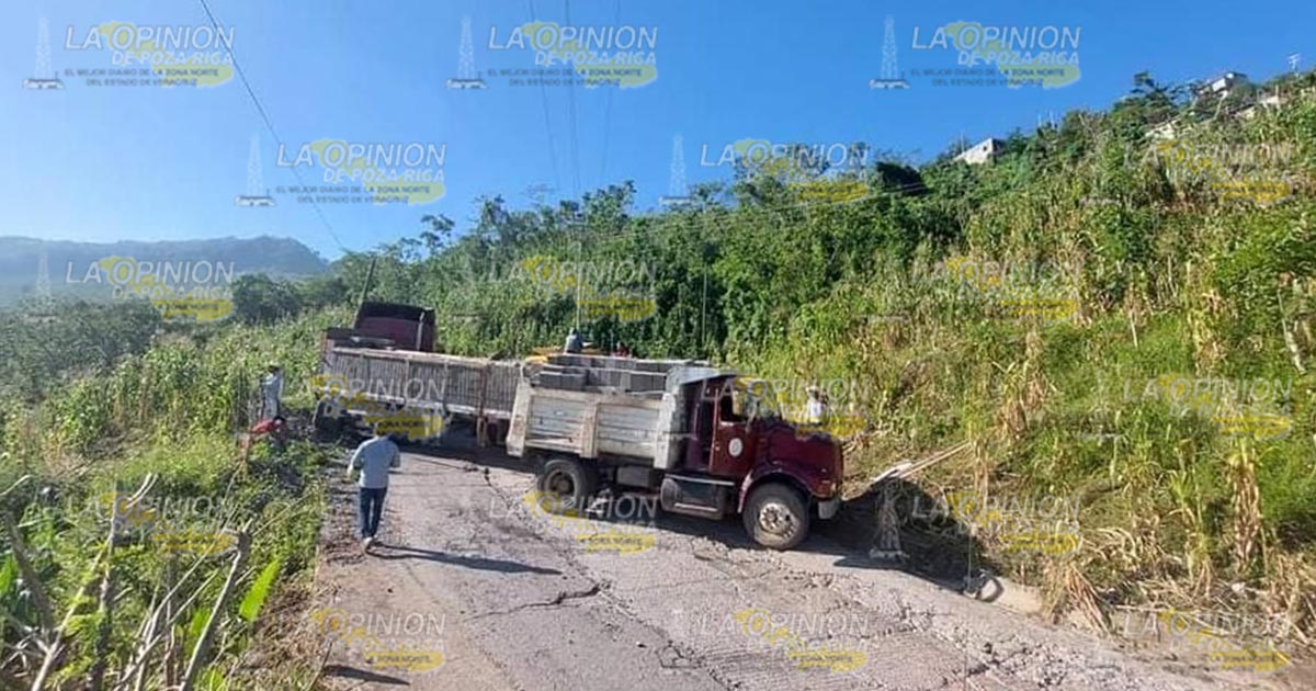 Tráiler apunto de volcar