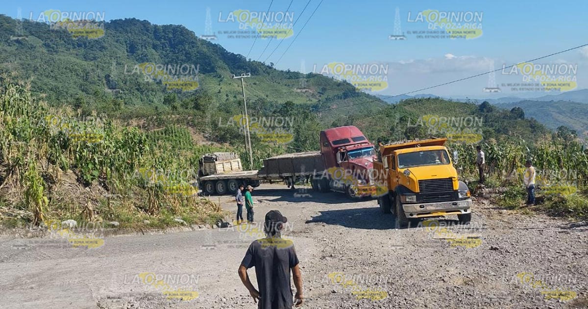 Tráiler apunto de volcar