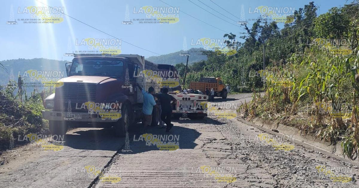 Tráiler apunto de volcar