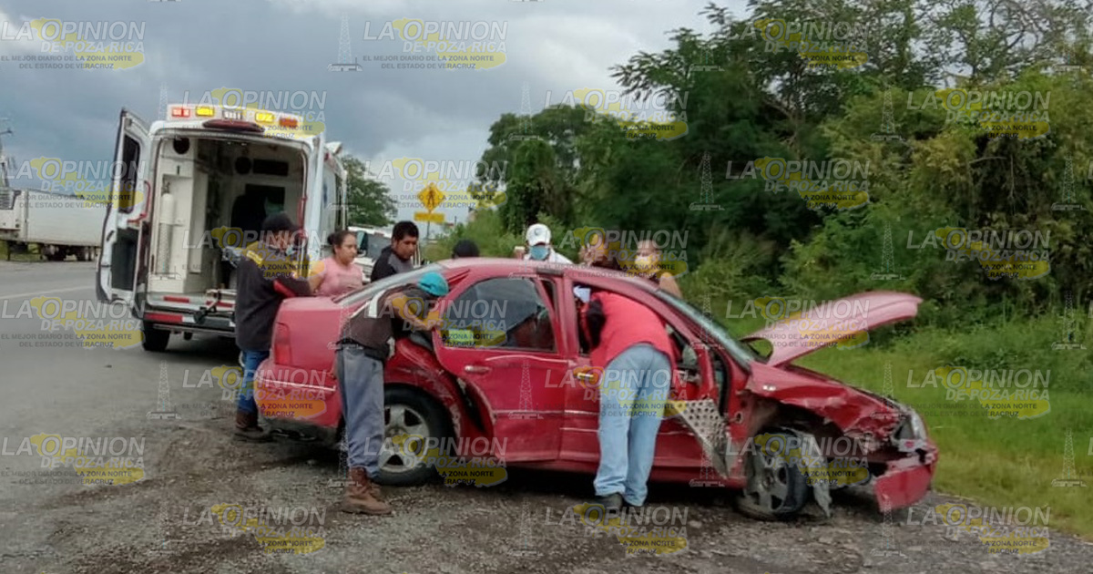 Pareja se salva de milagro en tremendo accidente
