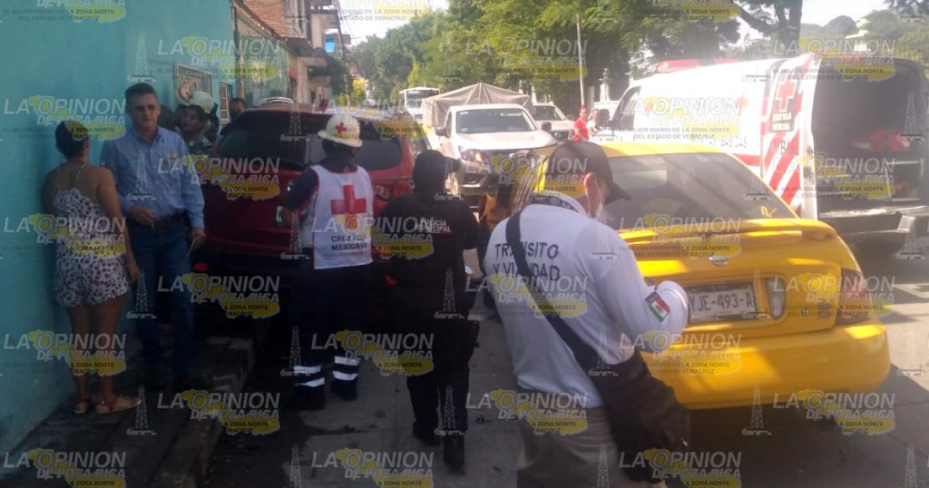 3 heridos en aparatoso choque en zona centro de Martínez de la Torre