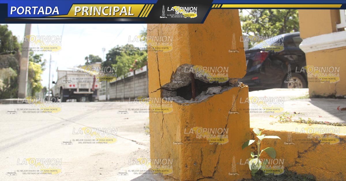 Un peligro los postes de la CFE