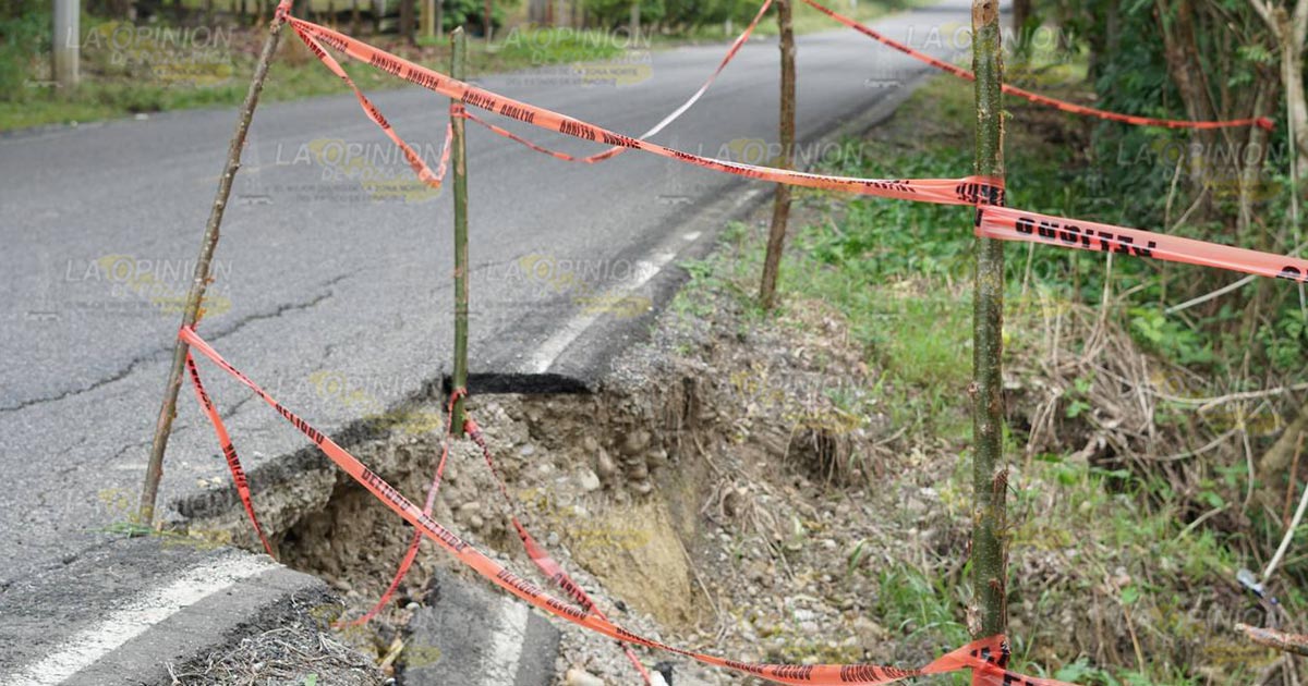 Un peligro socavaciones en la carretera a Castillo