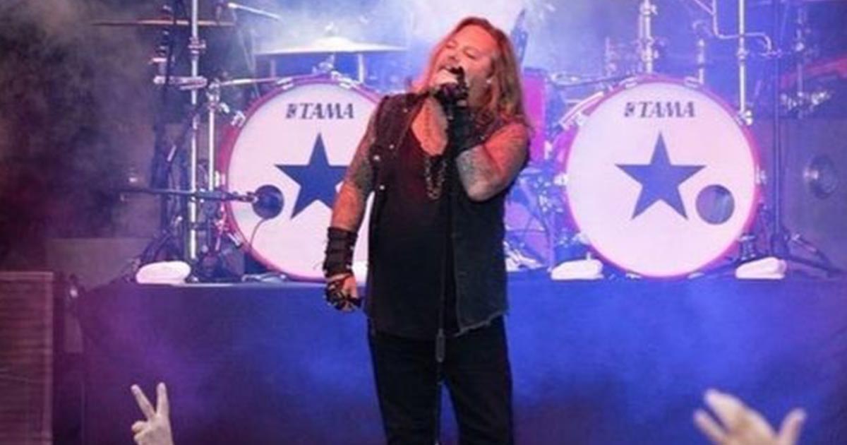 Vince Neil, vocalista de Mötley Crüe, sufre aparatosa caída en concierto