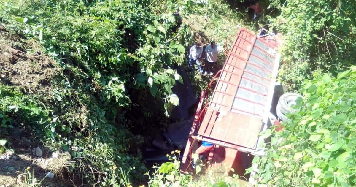 Vuelca al barranco camión de carga pesada