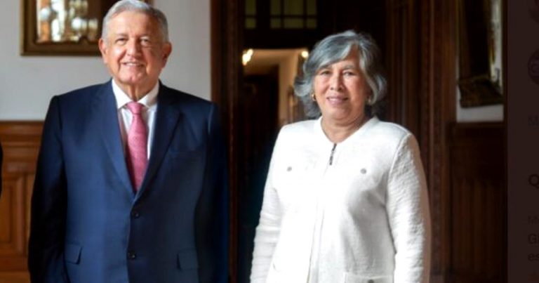 Consejería Jurídica de AMLO prohíbe tatuajes y minifaldas
