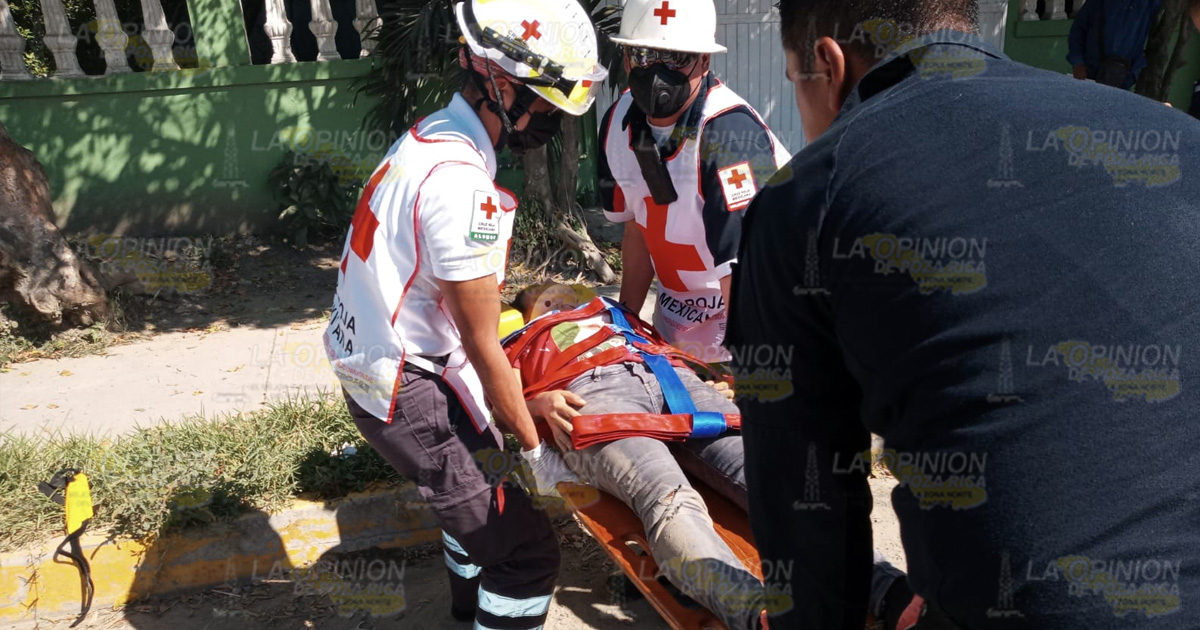 Cae de moto y queda lesionada