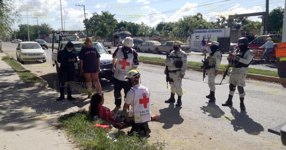 Cae de moto y queda lesionada