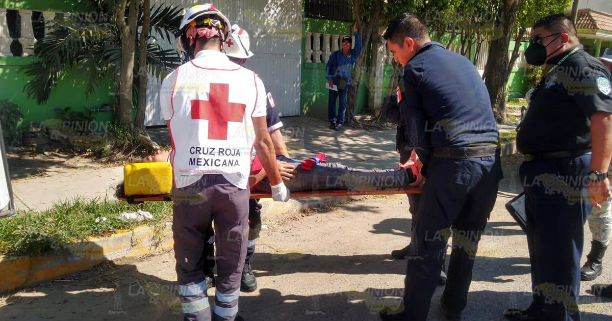 Cae de moto y queda lesionada