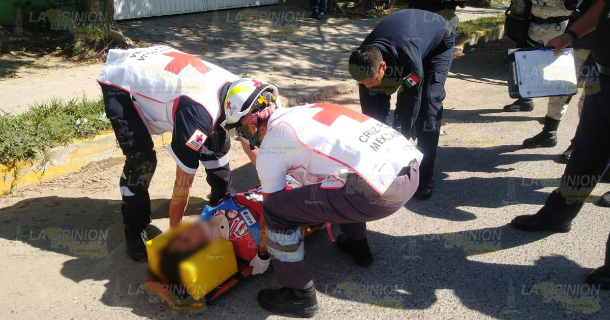 Cae de moto y queda lesionada