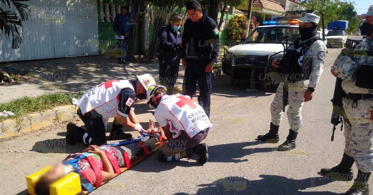 Cae de moto y queda lesionada