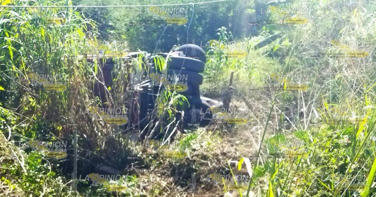 Camión de volteo se va a un barranco en Cerro Azul