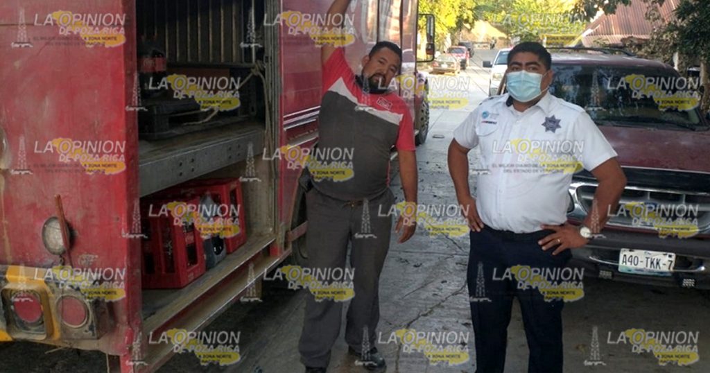 Camión refresquero terminó derribando un poste de TELMEX en Tantoyuca