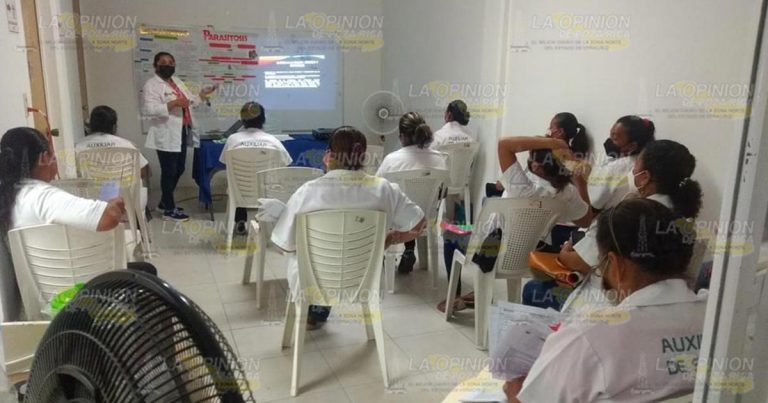Capacitan a auxiliarles de salud en Tihuatlán