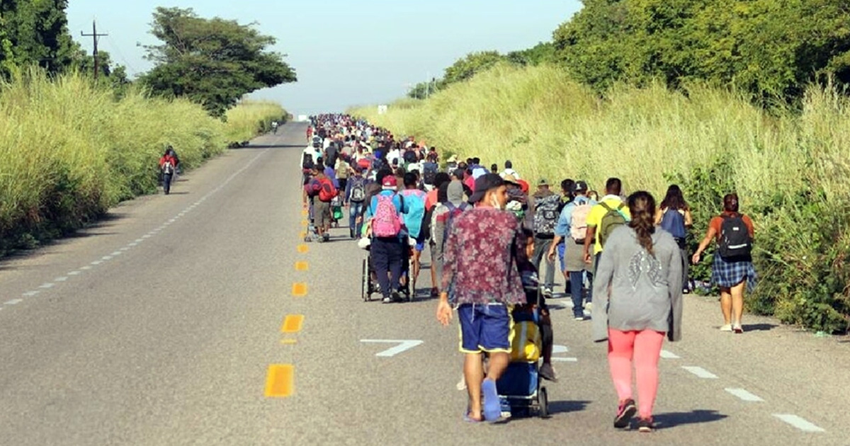 Caravana migrante avanza por Oaxaca, rumbo a Coatzacoalcos