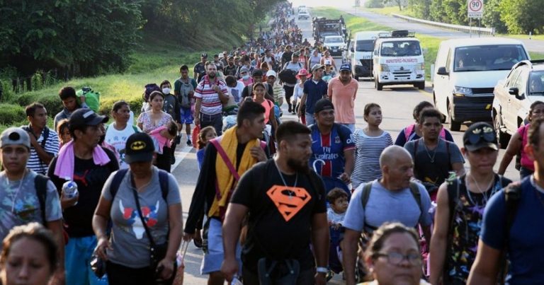 Caravana migrante sale de Chiapas y llega a Oaxaca