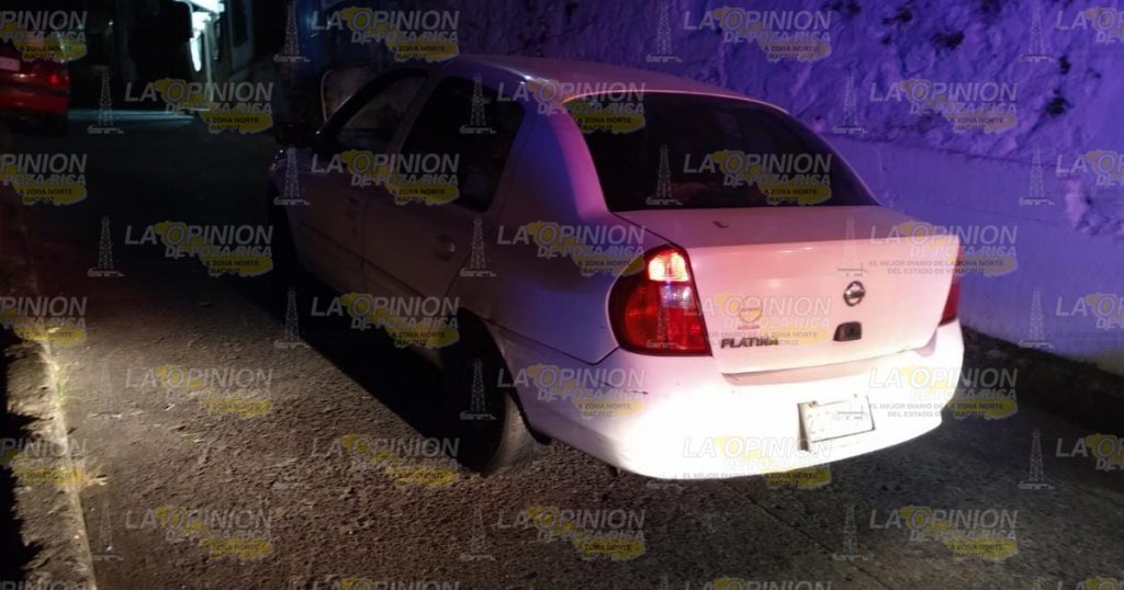 Choca auto con una patrulla