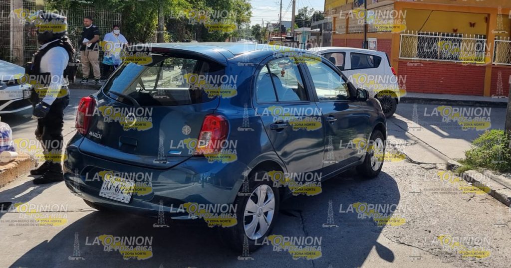 Choca por conducir y hablar por teléfono