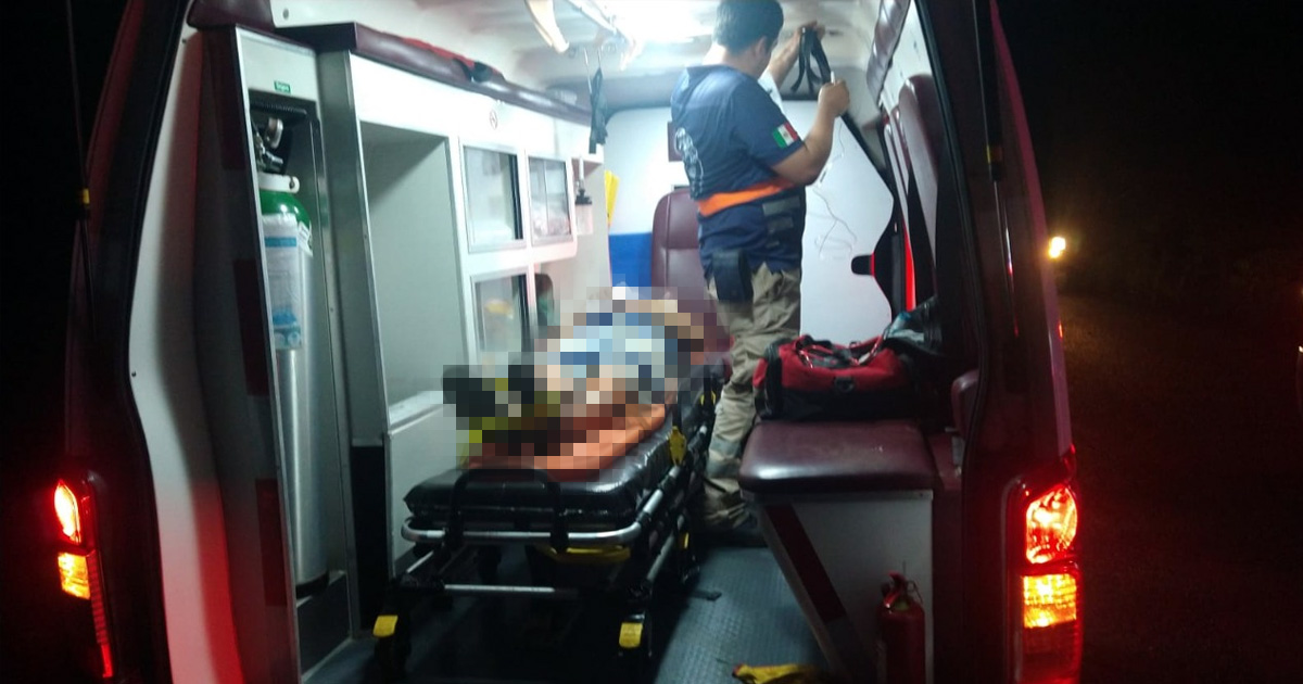 Chofer prensado tras volcar pesado camión de carga