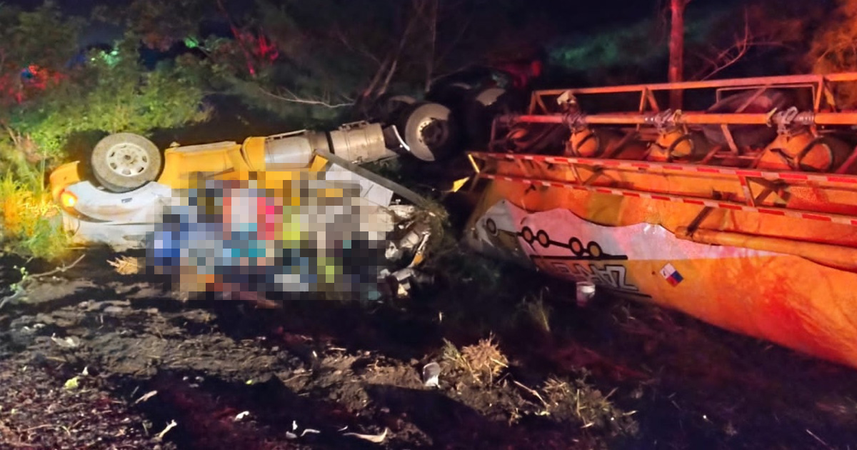 Chofer prensado tras volcar pesado camión de carga