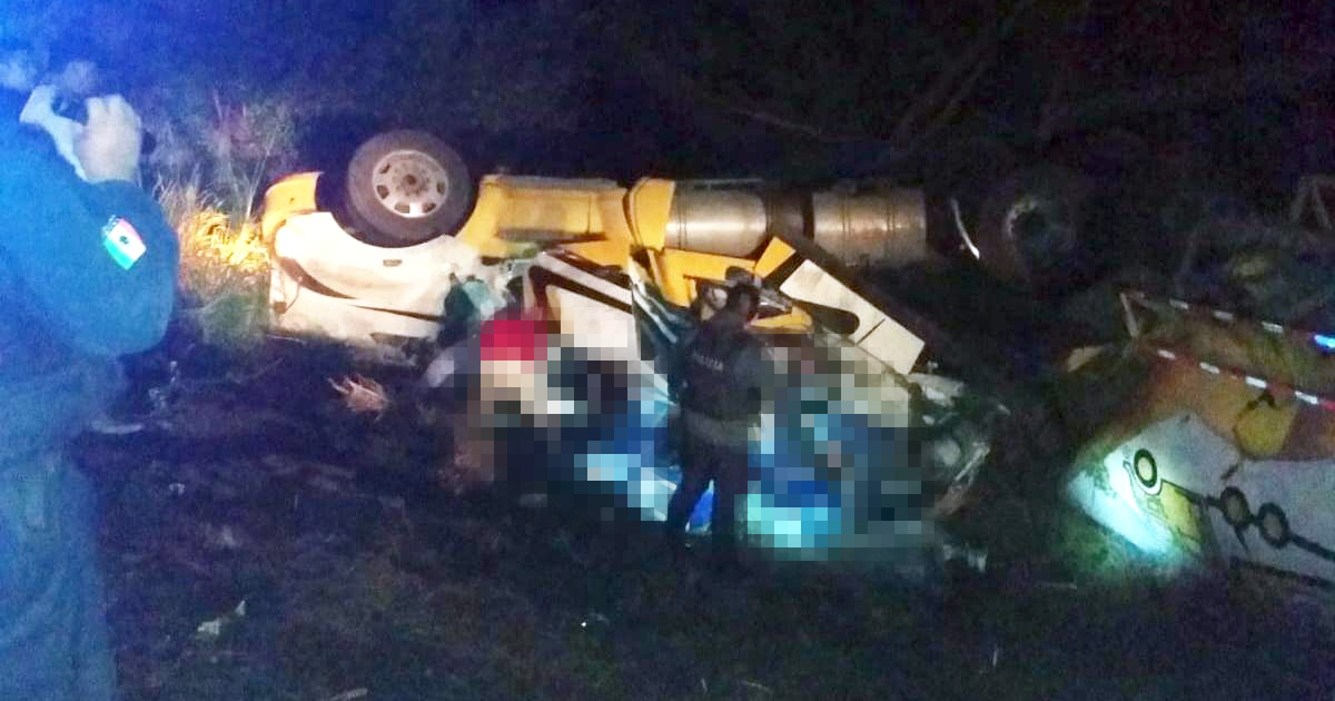 Chofer prensado tras volcar pesado camión de carga