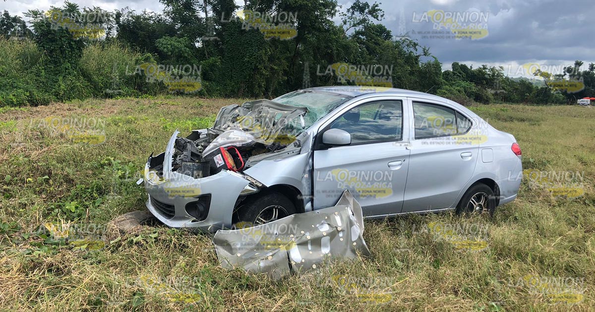 Desbarata auto en autopista