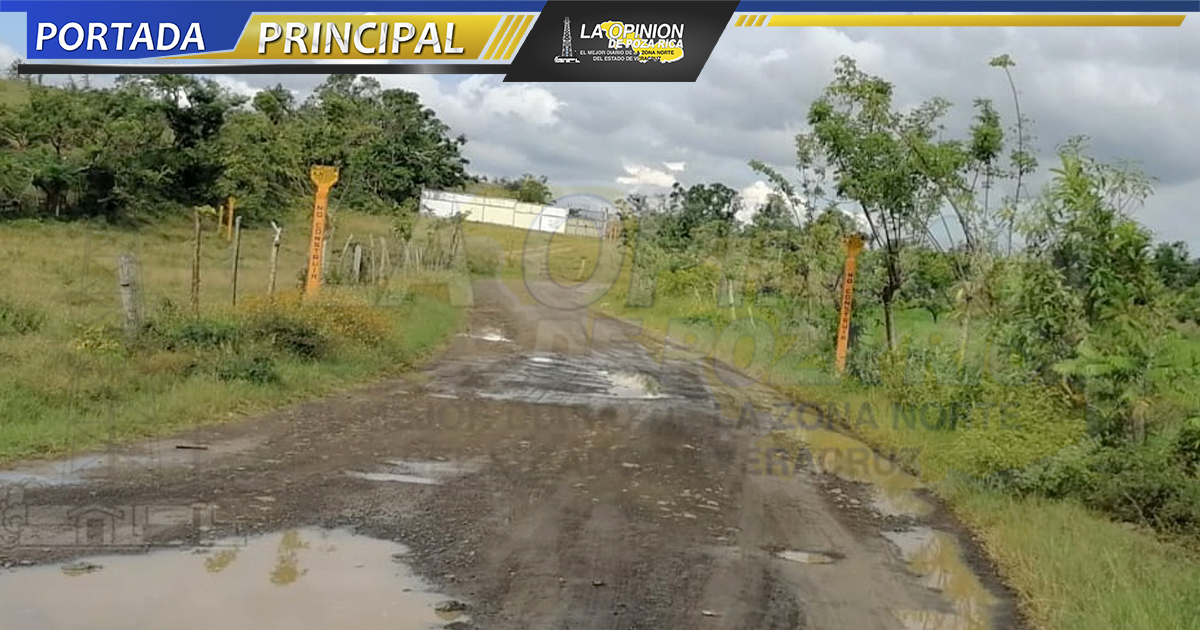 Destrozado el camino a playa Chaparrales