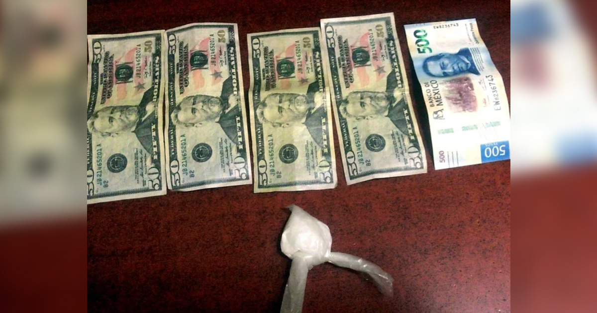 Detienen a dos hombres con dólares falsos y droga en Sonora