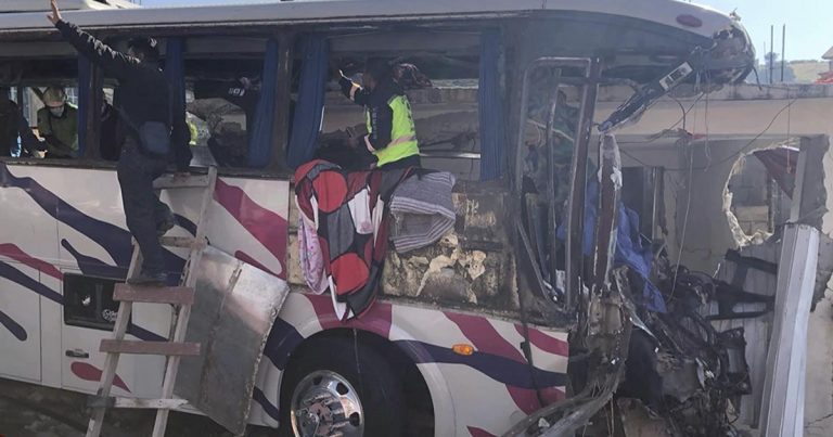 Accidente de autobús deja 19 muertos en Edomex