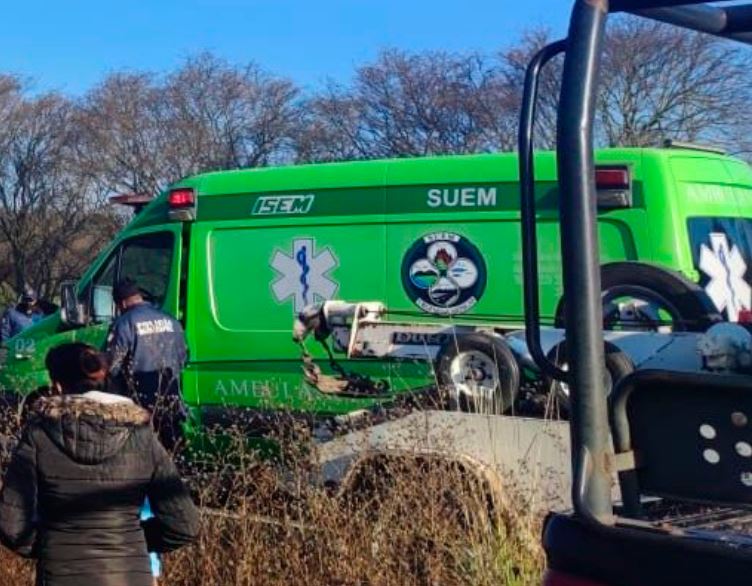 Vuelca camioneta en carretera de Toluca