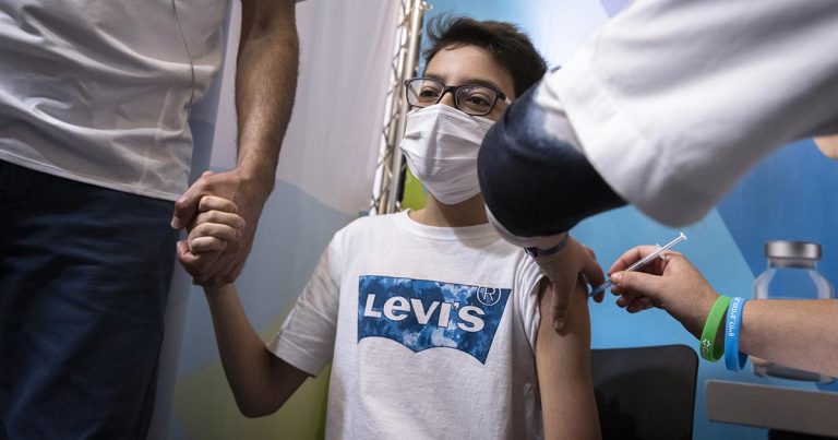 Empiezan a vacunar a niños de entre 5 y 11 años en EUA